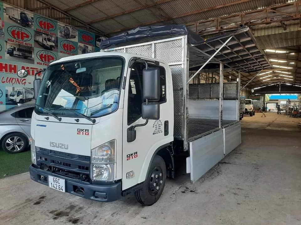 ISUZU QMR 210