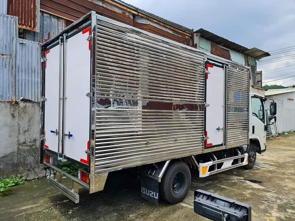 ISUZU QMR 210