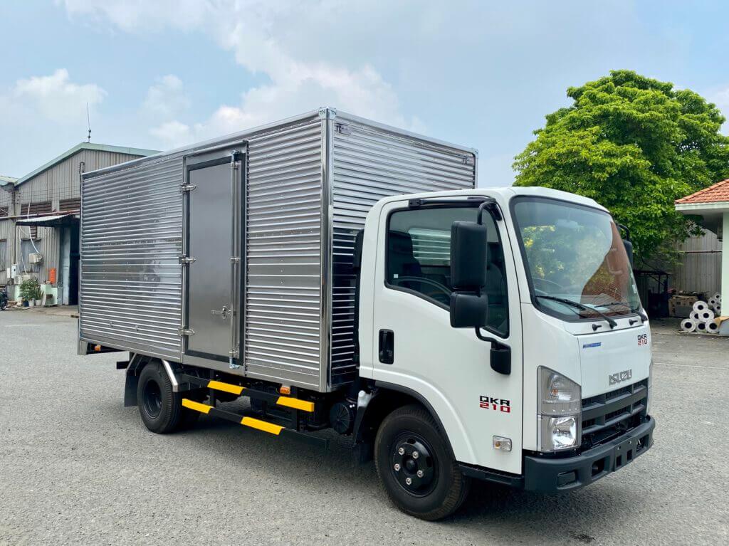 ISUZU QMR 210