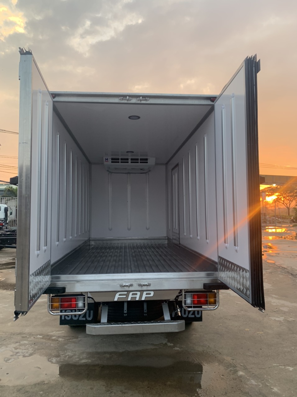 ISUZU ĐÔNG LẠNH 1,9 TẤN QKR77HE4