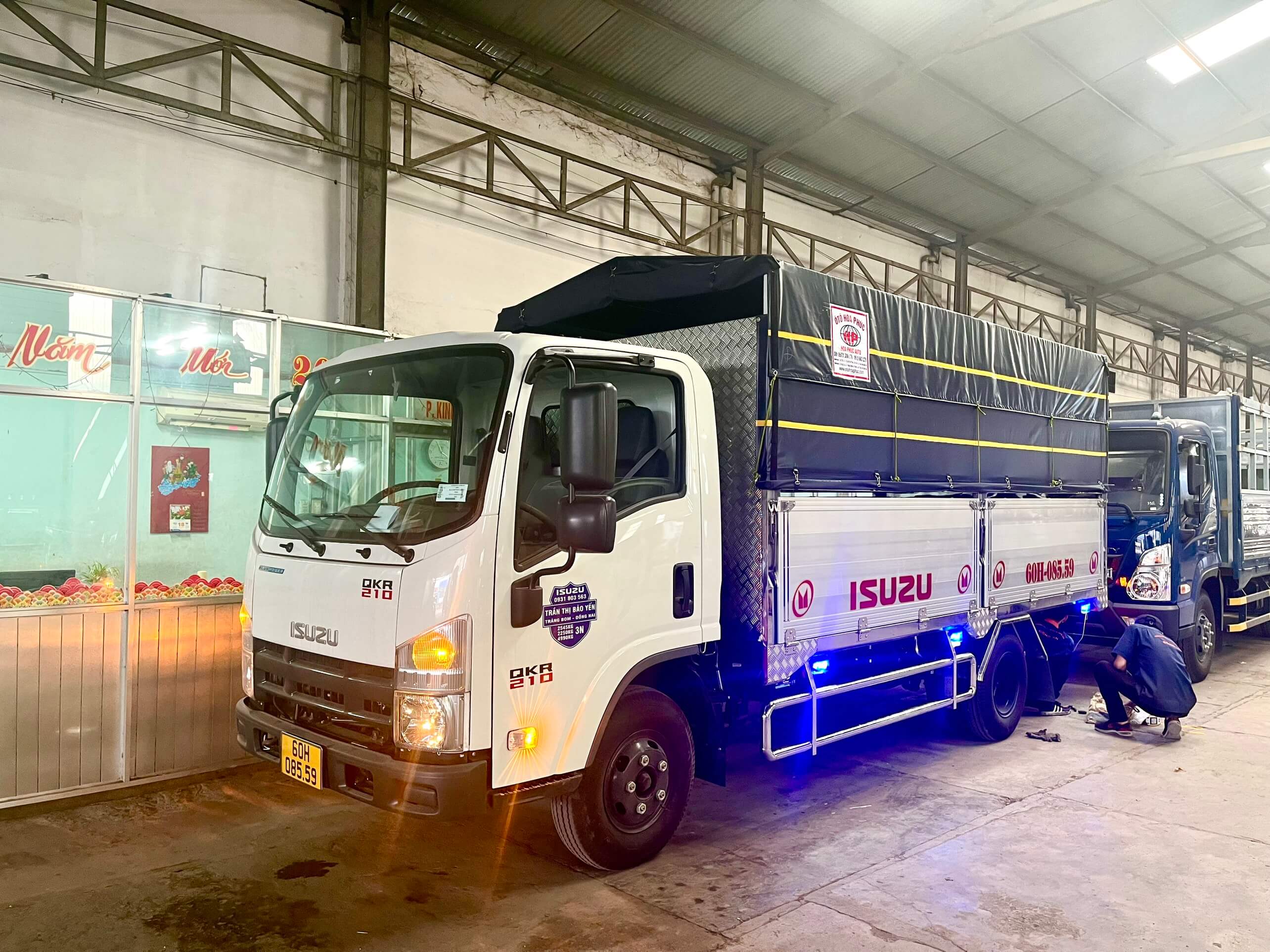ISUZU QMR 210