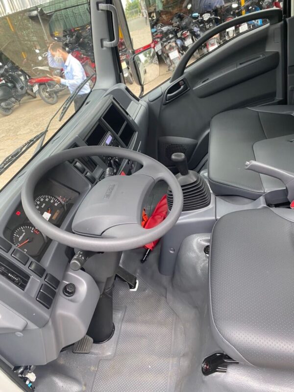 ISUZU QMR 210