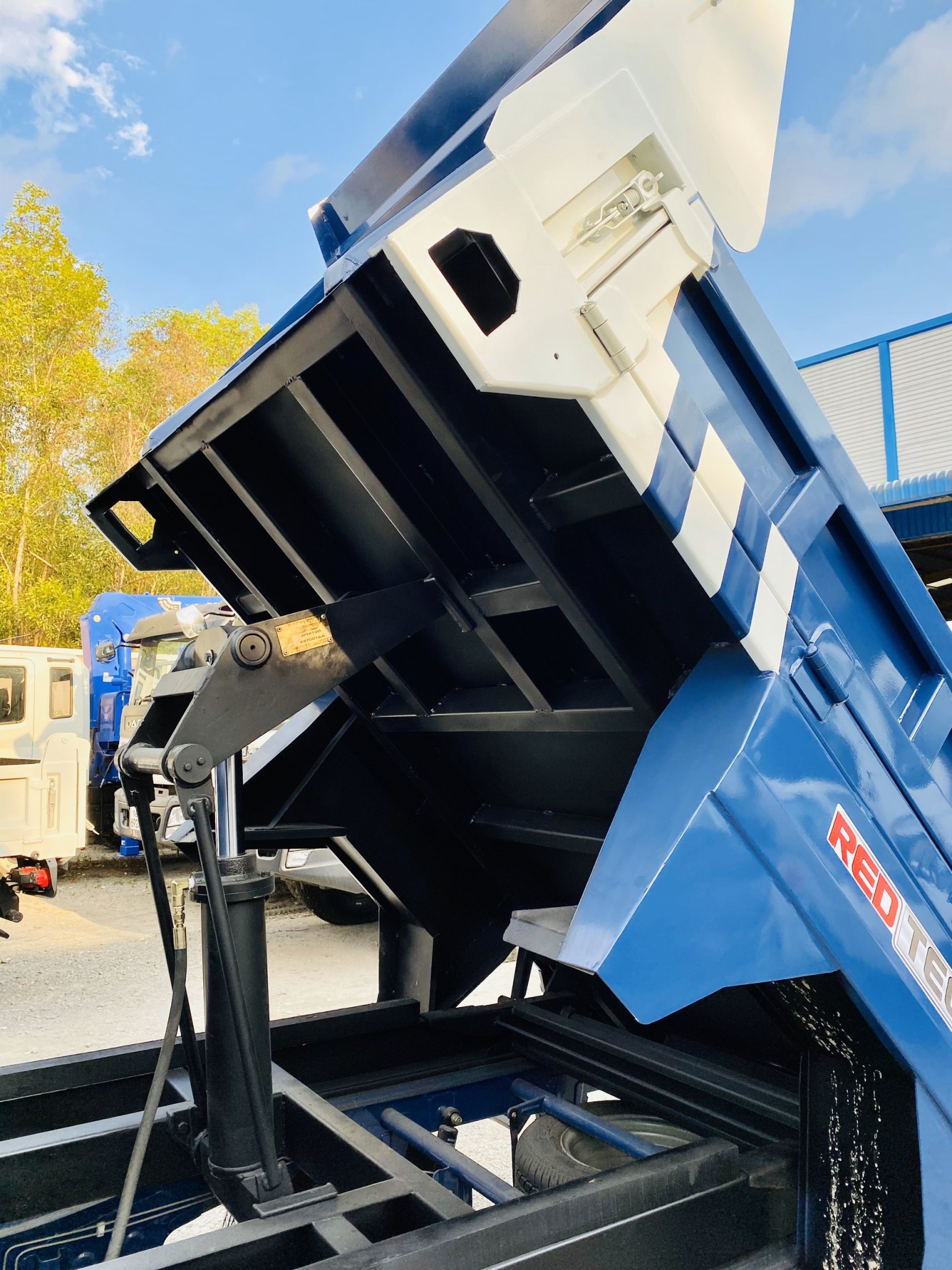 Xe Tải Tự Đổ Tera 100, Thể Tích 1,03 Khối.