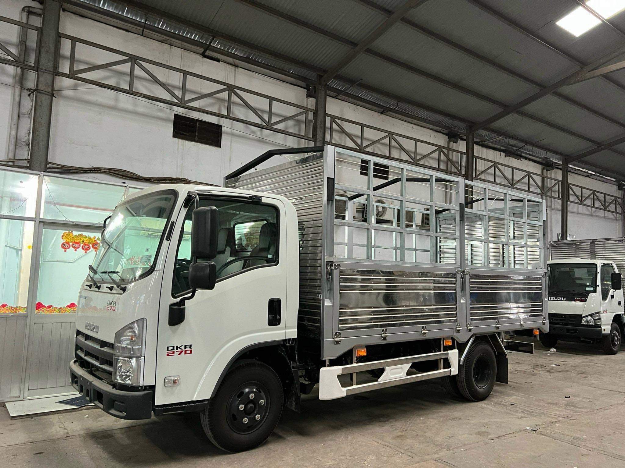 ISUZU QMR 210
