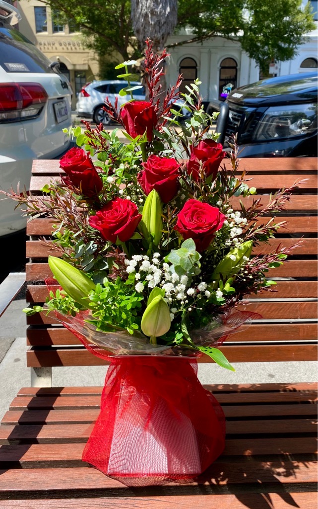 VD vase box 6 red rose with oriental lyly