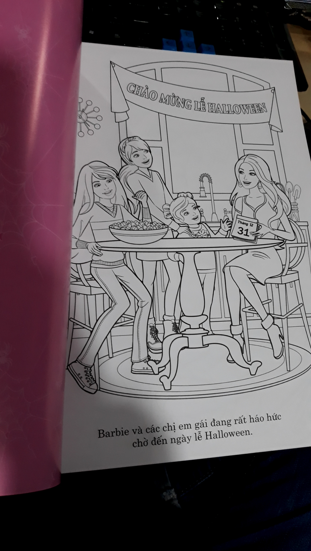 Barbie - Lễ Halloween Đáng Nhớ - Tô màu khổ lớn với hơn 50 đề can