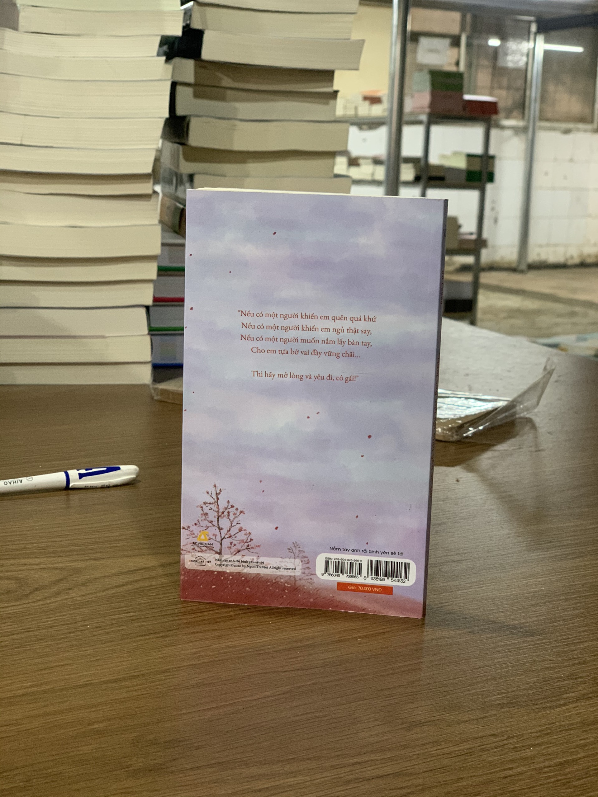 Nắm Tay Anh Rồi Bình Yên Sẽ Tới (Tái Bản 2020) - Tặng kèm bookmark