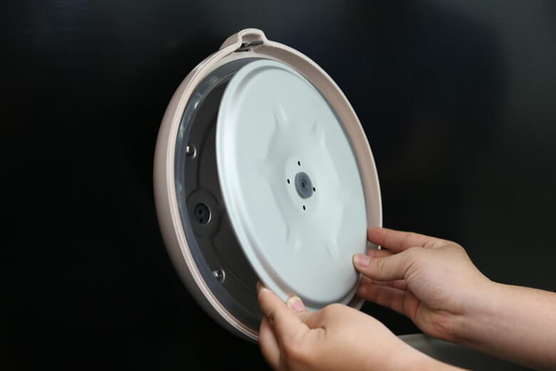 Nắp trong có thể tháo lắp để vệ sinh khi cần