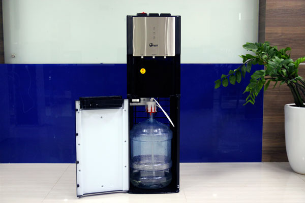 Bình nước đặt phía bên dưới rất tiện lợi khi sử dụng