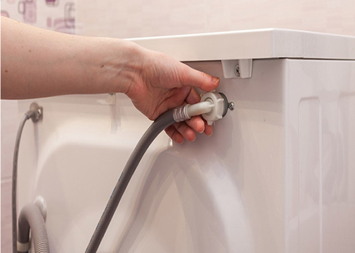 kiểm tra khu vực cấp nước vào máy