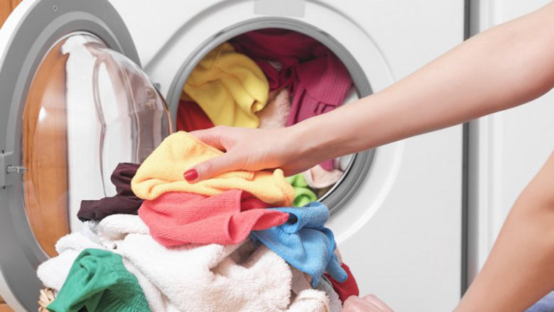 Lấy hết đồ trong máy giặt ra ngoài
