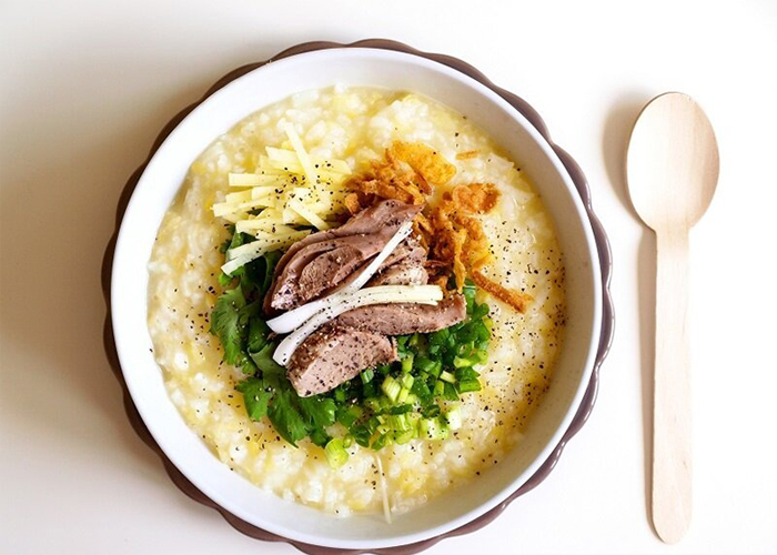 Nên ngâm gạo trước khi nấu để cháo nhừ hơn