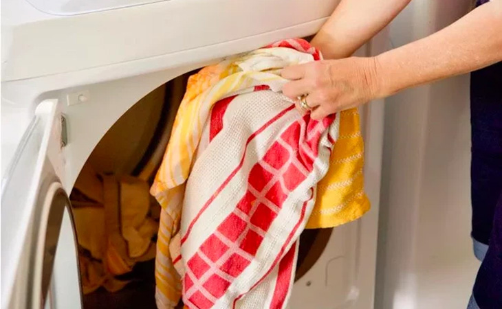 Sai lầm để quần áo trong máy giặt quá lâu