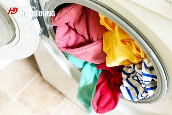 Sai lầm khi sử dụng máy giặt là nhồi nhét quá nhiều quần áo