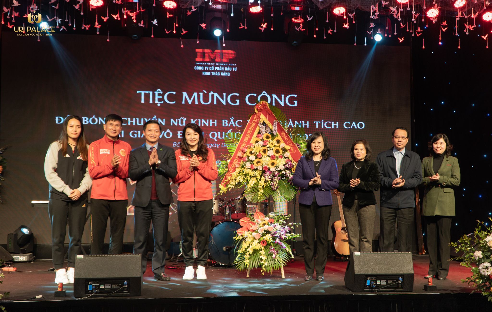 Tiệc mừng công Đội tuyển bóng chuyền nữ Kinh Bắc