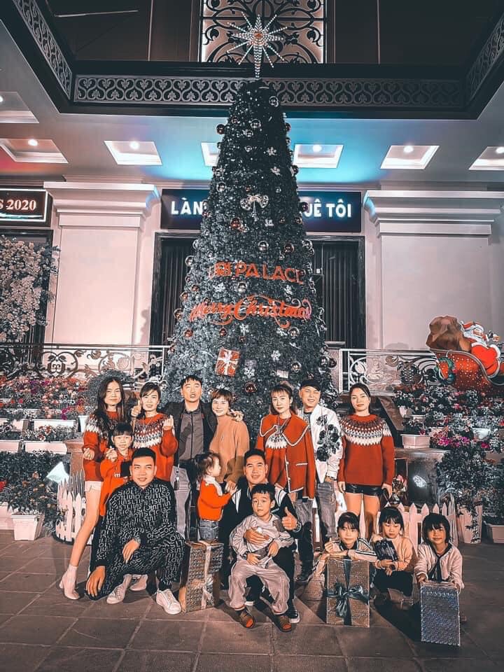 Khách chụp ảnh check-in ở Uri ❤️