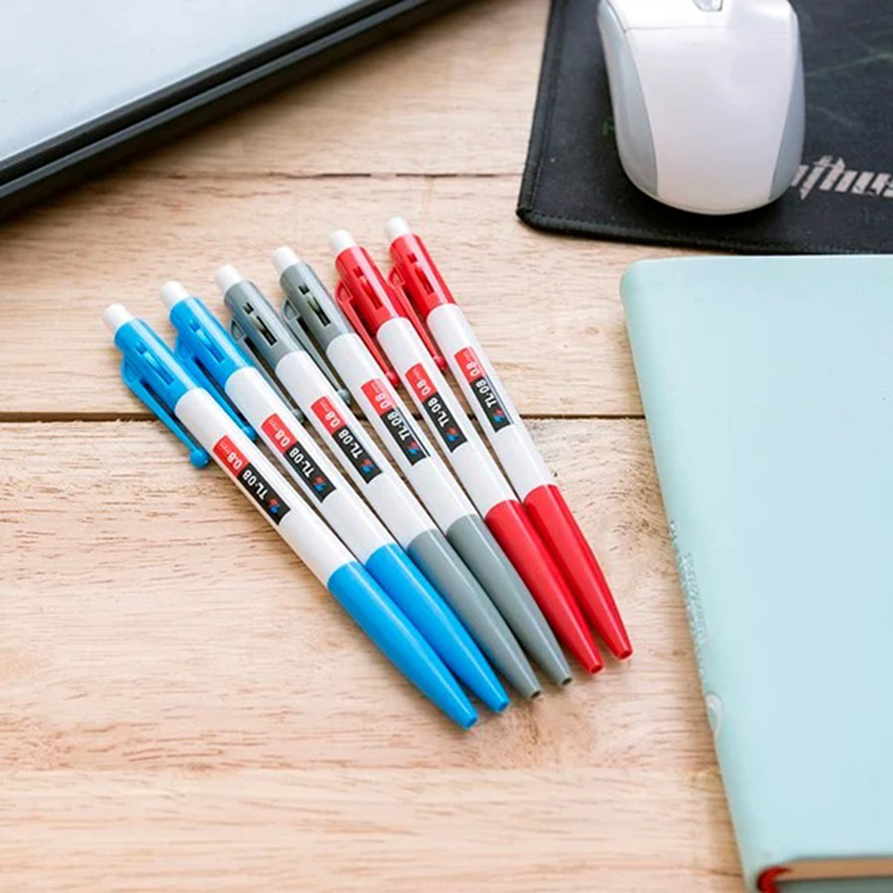 Bút Bi Thiên Long TL-08 là sản phẩm của Tập đoàn văn phòng phẩm Thiên Long sản xuất. Bút TL-08 có đầu bi 0.8mm, thiết kế trẻ trung, nhỏ gọn, dễ sử dụng. Nút bấm và lò xo rất nhạy và bền, không bung, không kẹt, không tự rơi ra ngoài của sổ bấm. Tay cầm tròn chắc chắn giúp cầm bút không trơn, trượt khi viết. Mực không độc hại tiêu chuẩn quốc tế.