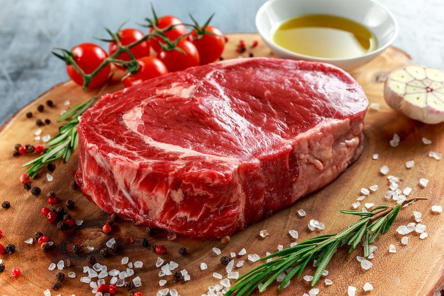 Khi chọn thịt bạn nên chọn miếng thịt có màu đỏ tươi