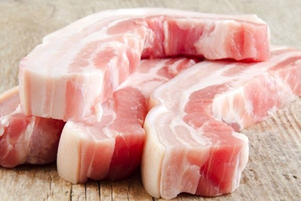 Có rất nhiều yếu tố ảnh hưởng đến giá thịt ba chỉ