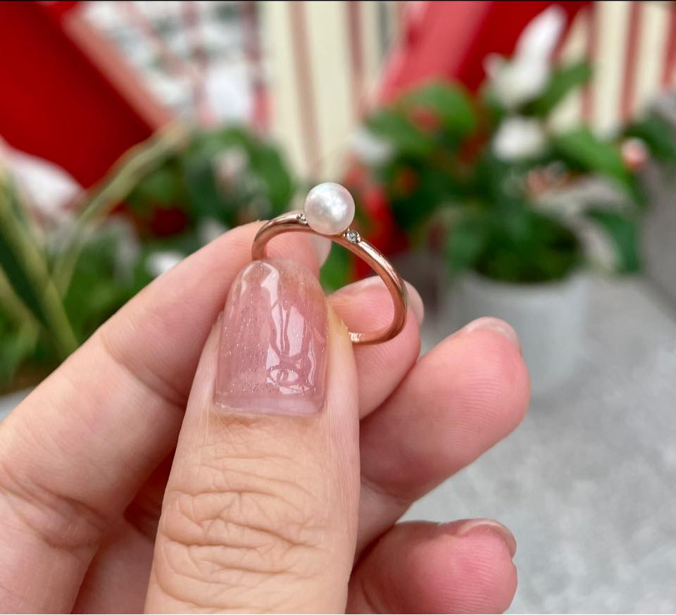 Khi bạn biết được rằng bản thân các lớp xà cừ của viên ngọc trai lấp lánh cho dù ở mọi điều kiện môi trường, bạn sẽ chỉ thích những thiết kế đơn giản đa dụng nhất.