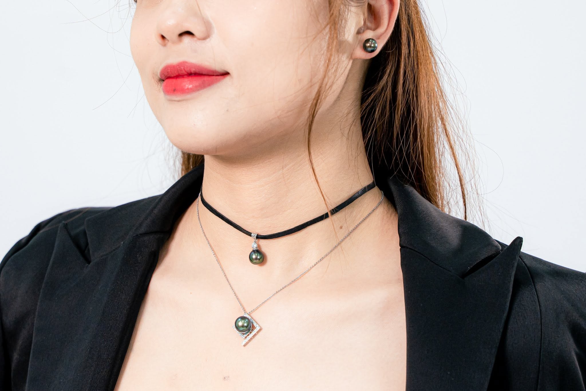 Hành Trình Tìm Kiếm "Bản Ngã" Qua Ngọc Trai Và Nước Hoa Cá Nhân