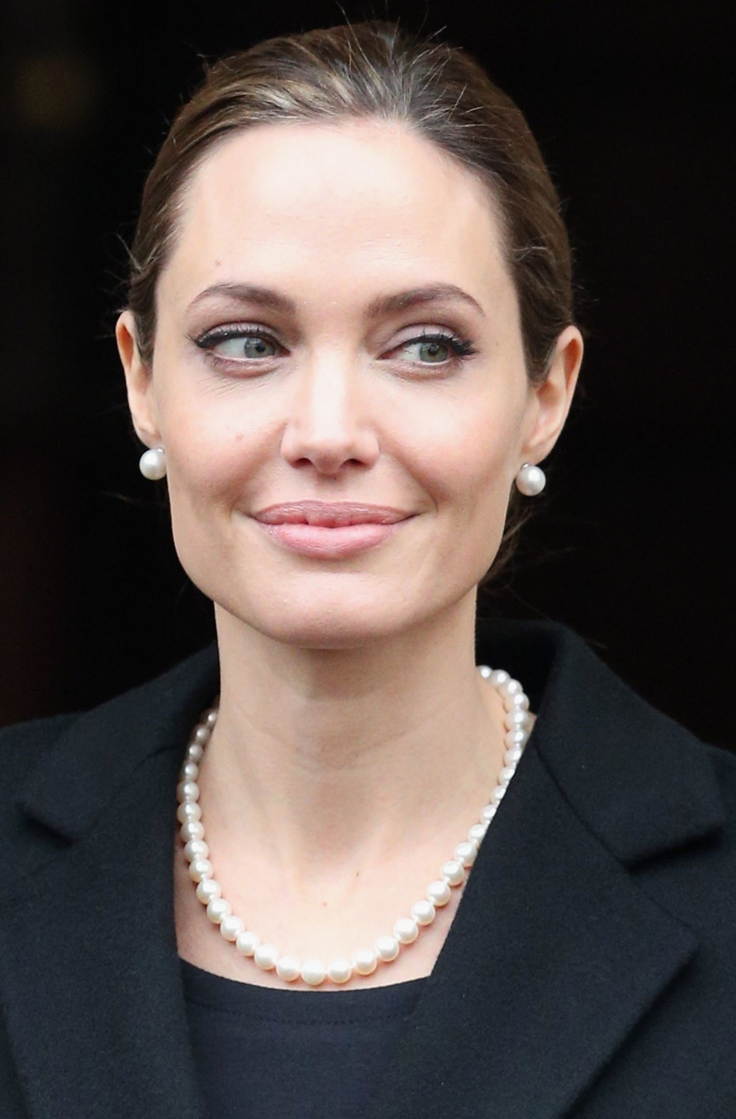 Angelina Jolie cùng Ngọc trai Akoya