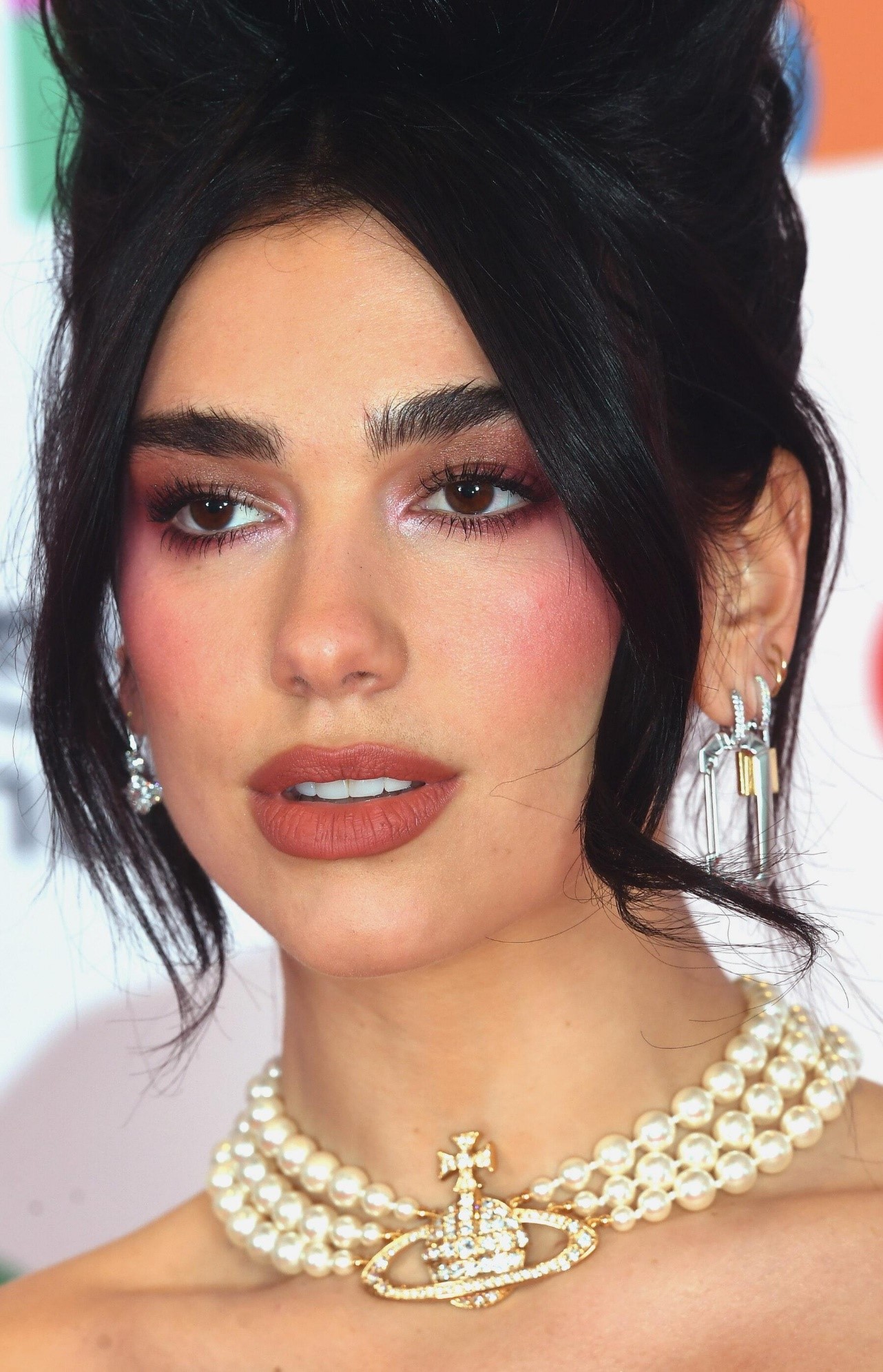 Dua Lipa tại Lễ trao giải BRIT ở London với cổ vòng choker ngọc trai ba sợi đang gây bão trên TikTok.