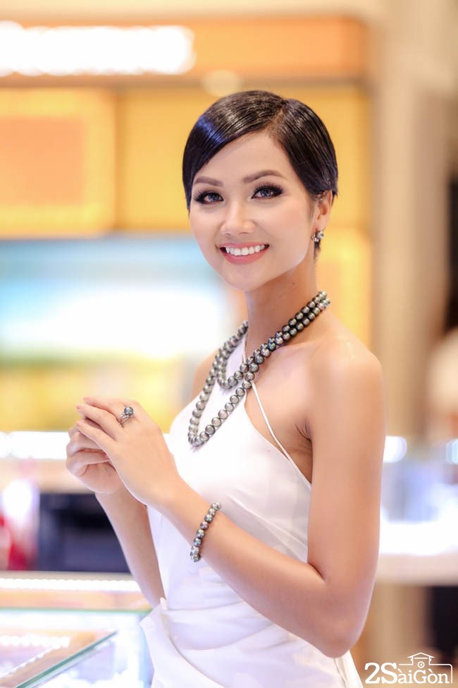 Hoa hậu H'Hen Niê tỏa sáng với trang sức ngọc trai quý giá