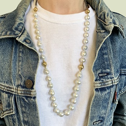 Kết hợp áo denim với đồ trang sức ngọc trai