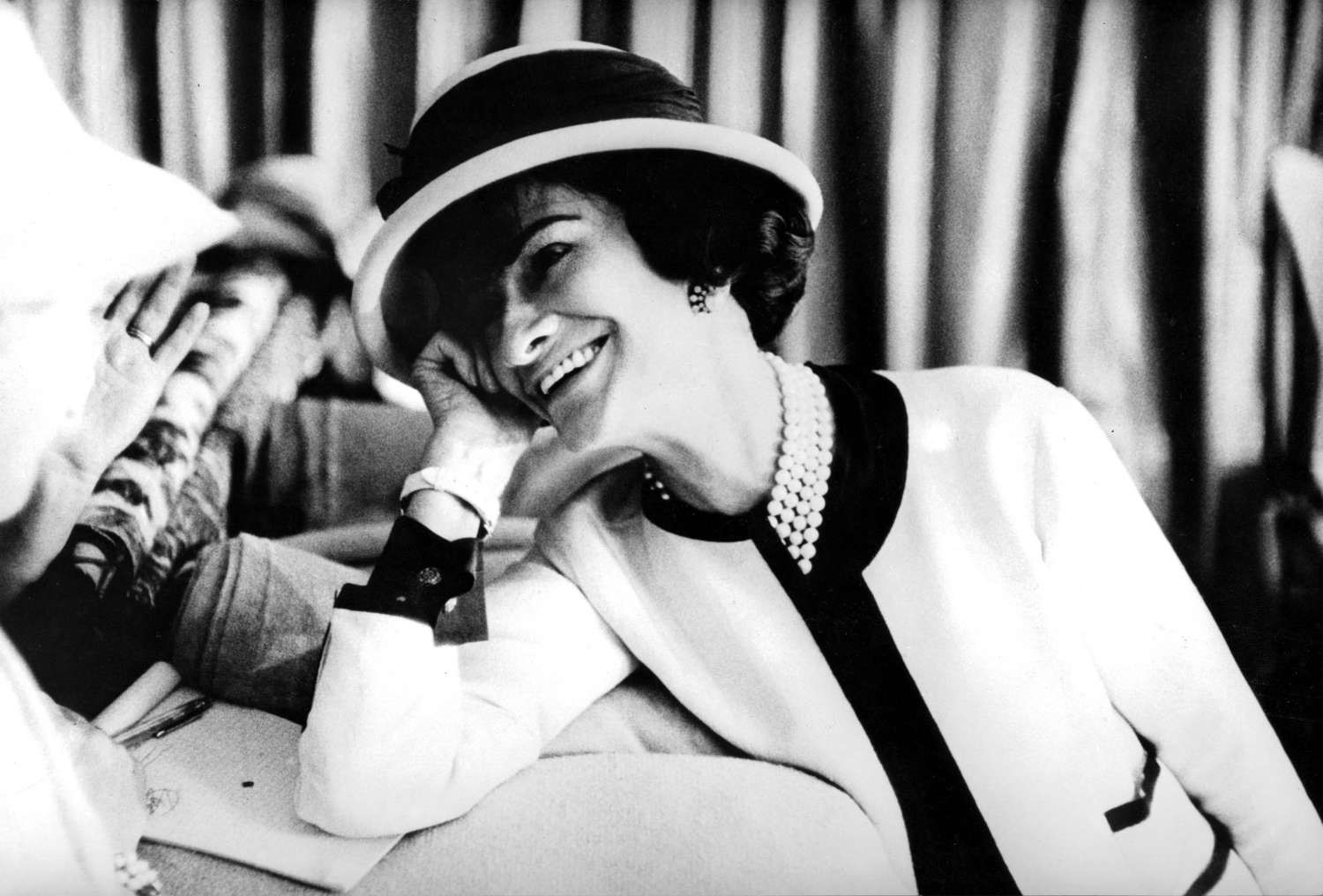 “Mỗi một người phụ nữ đều cần một chuỗi ngọc trai.” Coco Chanel