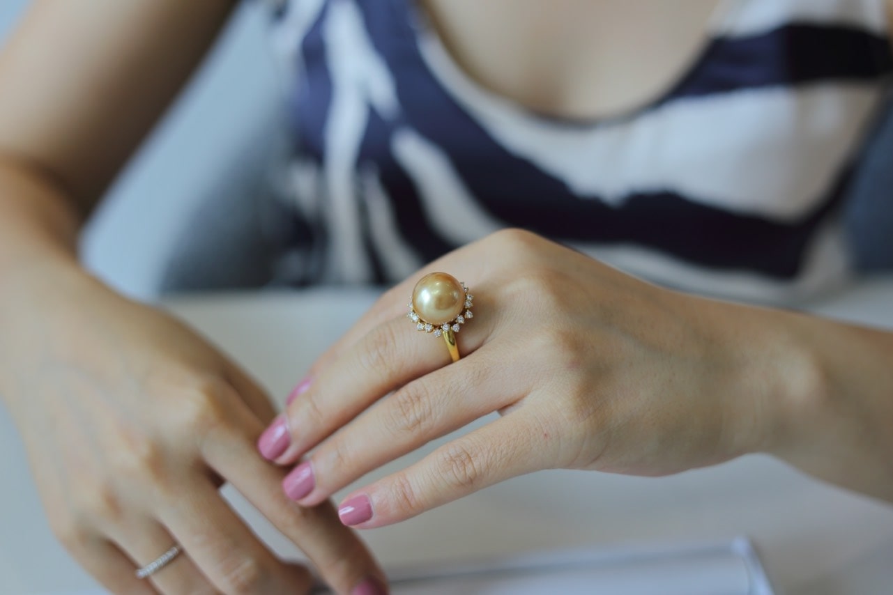 Ngọc trai Southsea vàng được đính nạm trên nhẫn đem đến vẻ đẹp kiêu sa
