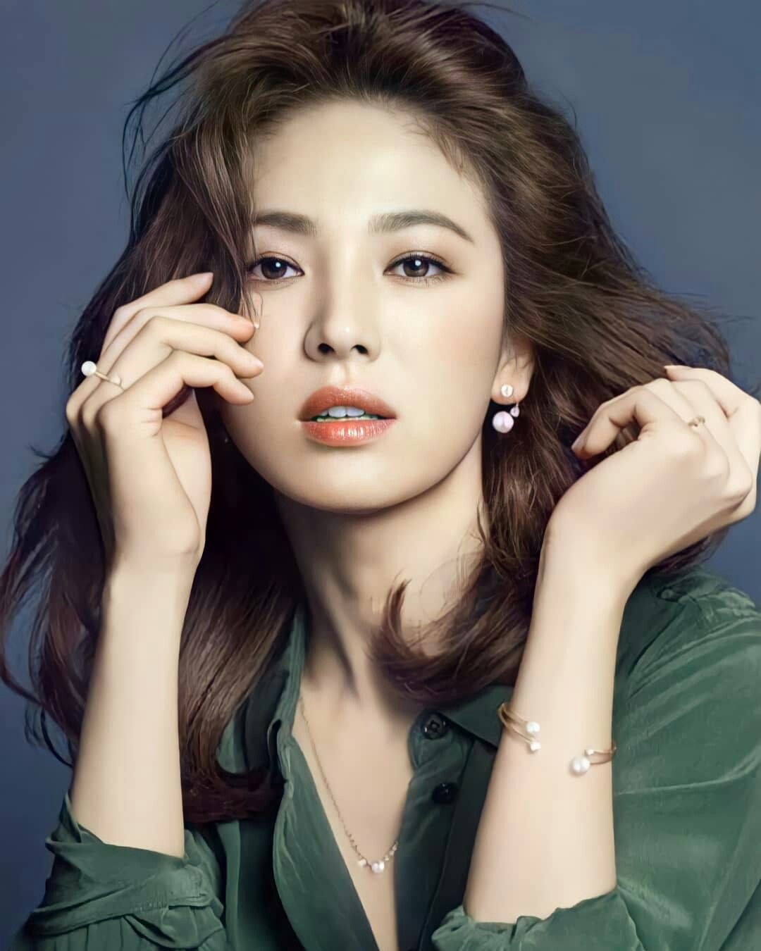 Người đẹp Song Hye Kyo trẻ trung, cuốn hút với phụ kiện ngọc trai