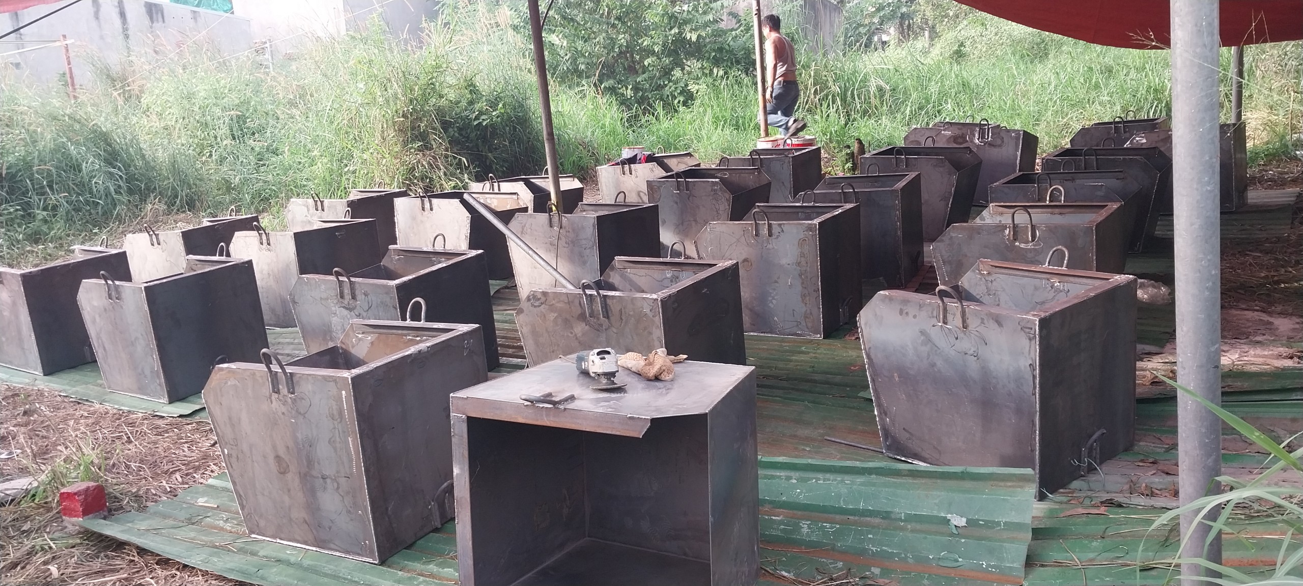 Gia công thùng thép chứa bu lông ốc vít
