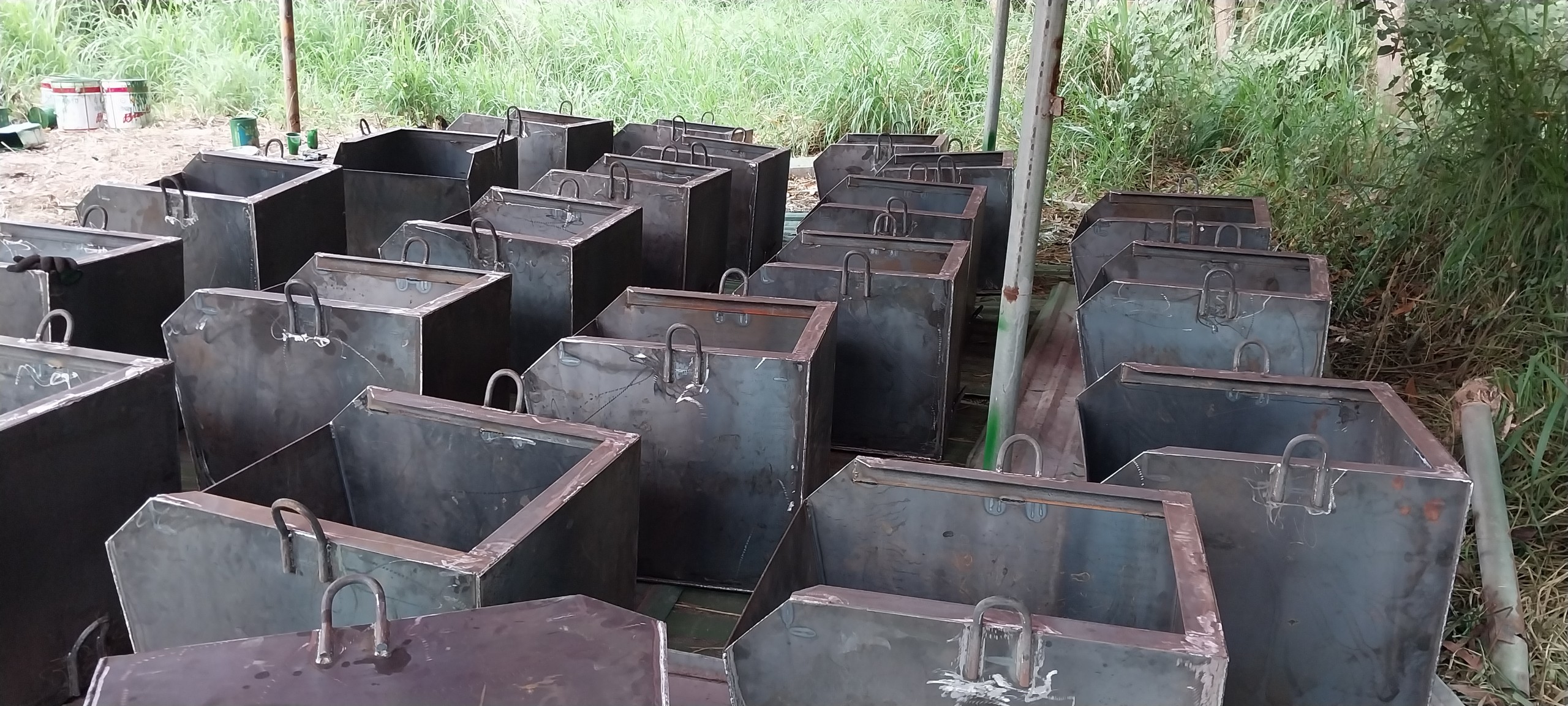 Gia công thùng thép chứa bu lông ốc vít