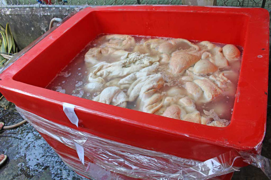 Đóng cửa 4 tháng cơ sở rửa lòng bò bằng hóa chất