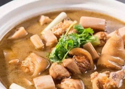 Mẹo hầm chân giò kiểu mới, không dùng đến nước mà dùng loại đồ uống này