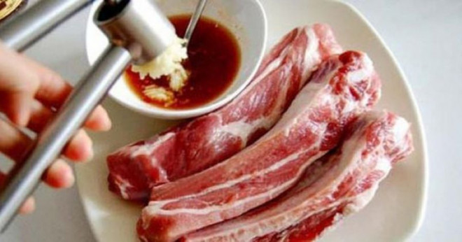 Mua sườn heo nếu thấy những dấu hiệu này tuyệt đối nên tránh xa