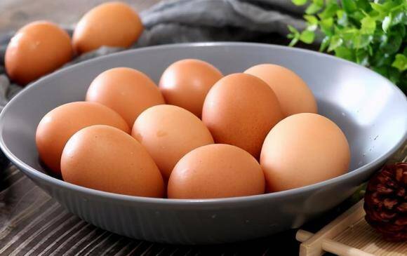 Luộc trứng quá đơn giản, thêm 1 miếng này vào nồi, tách vỏ dễ như chơi