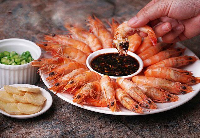 Luộc tôm đông lạnh đừng cho ngay vào nồi, thêm bước này giữ vị tươi như mới