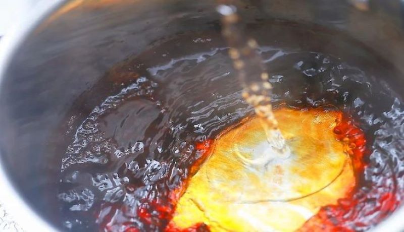 5 mẹo giúp bạn đánh bay vết dính trên nồi sau khi nấu kẹo, thắng đường