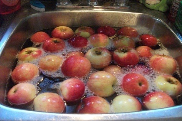 Mẹo khử hóa chất dính trên trái cây trước khi ăn