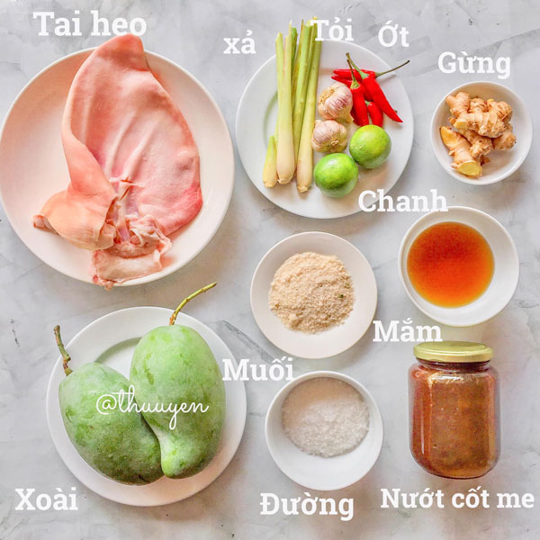 Cách làm gỏi tai heo trộn xoài chua ngọt ăn cực cuốn