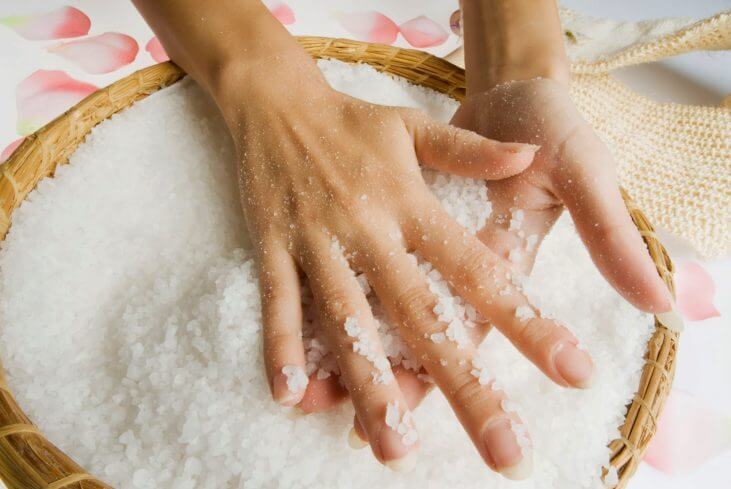 Khử mùi tanh hải sản trên tay bằng các loại gia vị có trong bếp