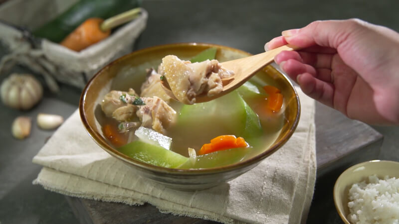 Chia sẻ cách nấu canh gà bí xanh vừa ngon ngọt, vừa thanh mát