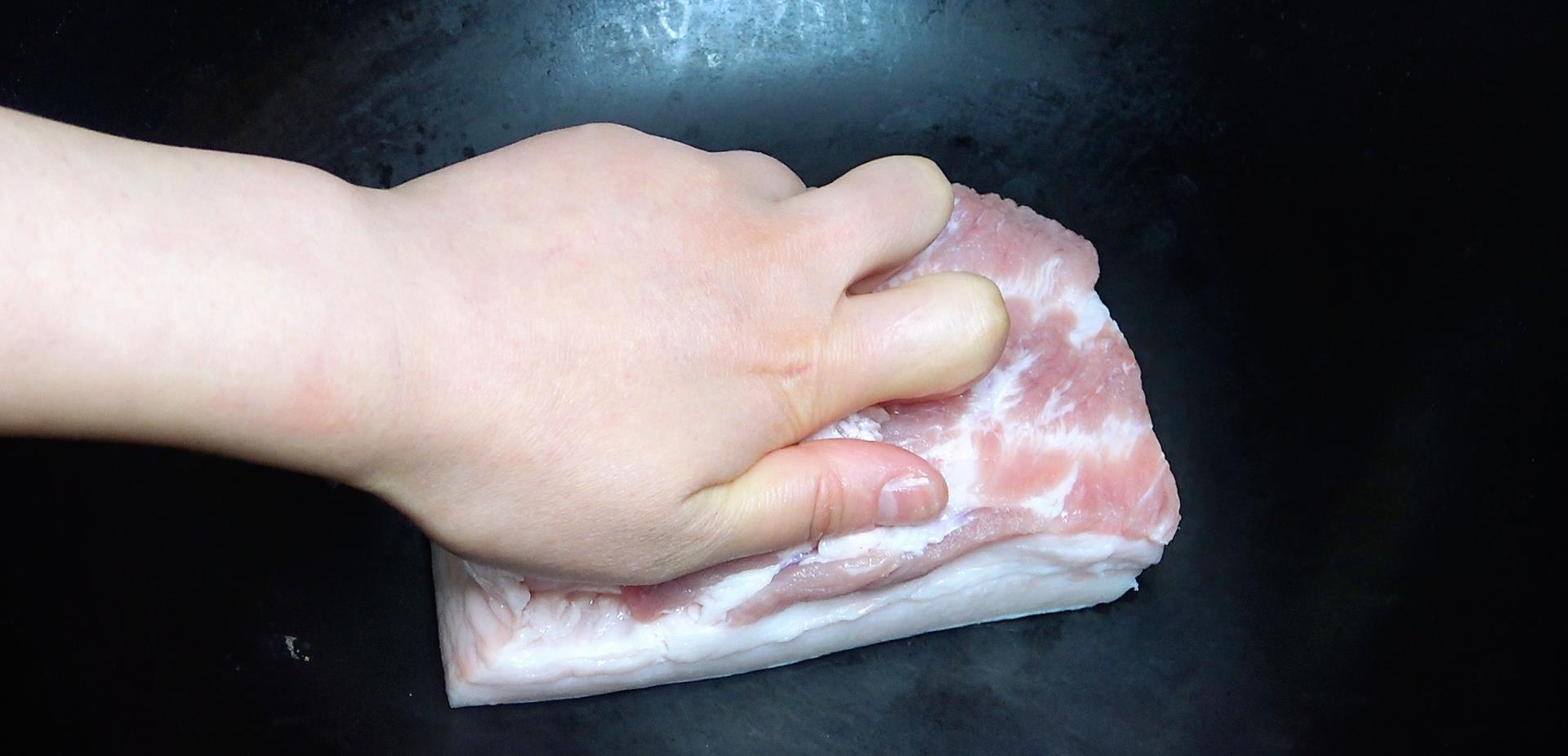Cách nhổ lông trên da heo siêu đơn giản, không cần dùng nhíp hay đốt lửa