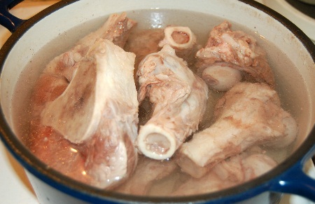 Khi hầm xương kiêng kỵ nhất là cho 2 