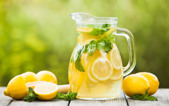 7 lợi ích của việc uống nước chanh mỗi ngày và một số lưu ý về sức khỏe