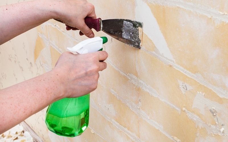Mẹo bóc giấy dán tường cũ nhanh chẳng còn để lại vết dơ hay tróc sơn trên tường