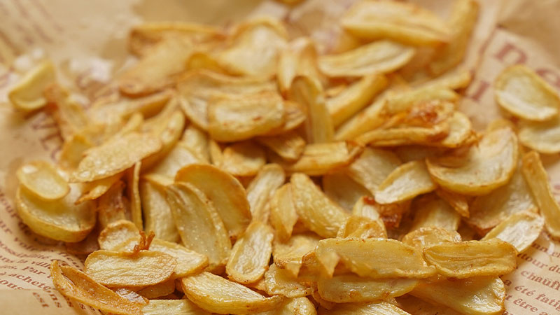 Mẹo làm tỏi thái lát phi giòn rụm, ăn bánh tráng hay khô gà là hết sẩy