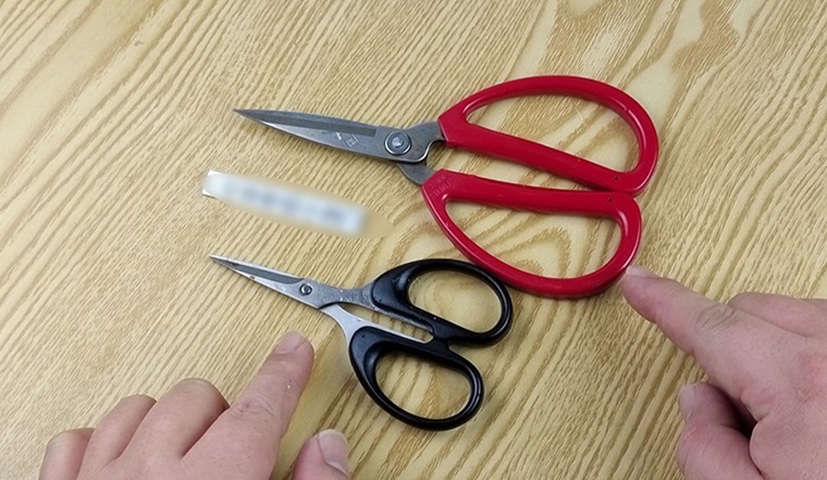 Ngâm kéo vào nước này, kéo có cùn đến đâu cũng sắc như mới Ngâm kéo vào nước này, kéo có cùn đến đâu cũng sắc như mới